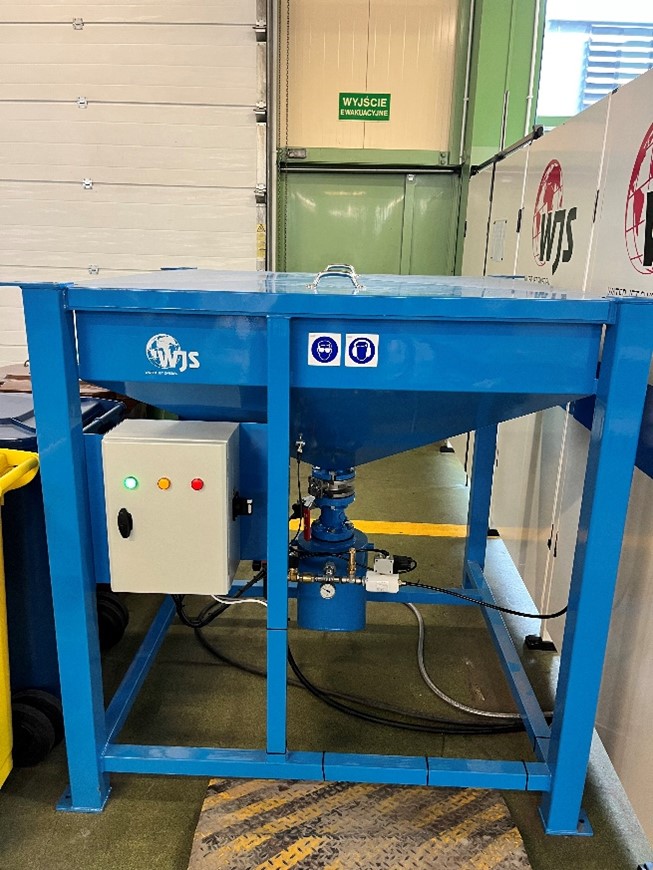 WJS Online Abrasive Feeding system for non-stop abrasive supply to both machines.