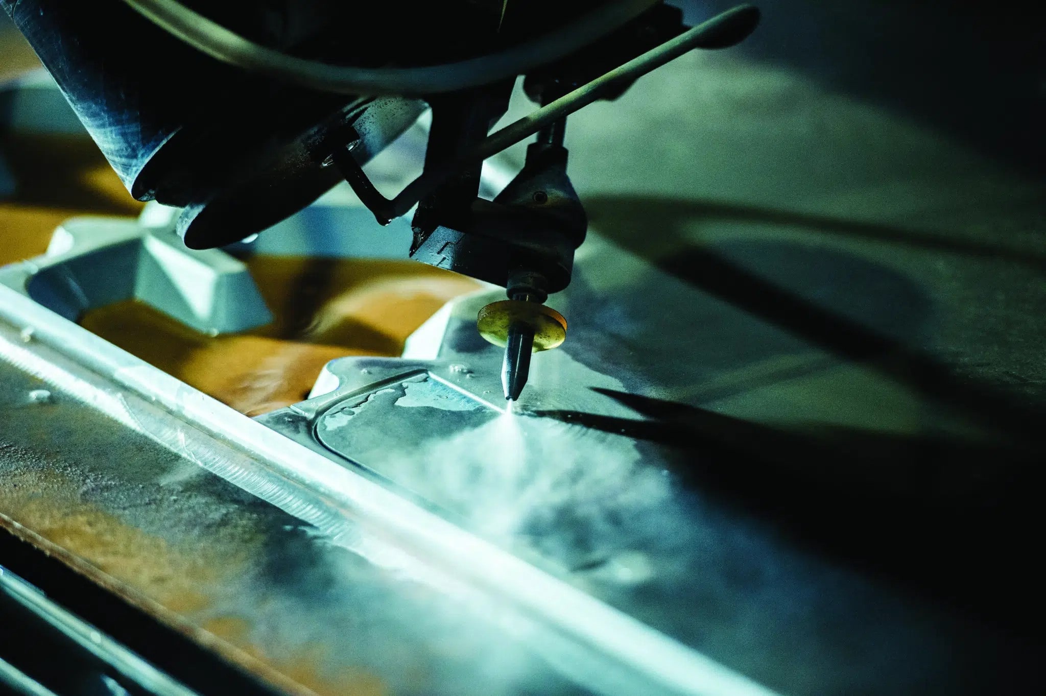 The machine safety solution is based on light-beams. As soon as a circuit is broken the machine stops.