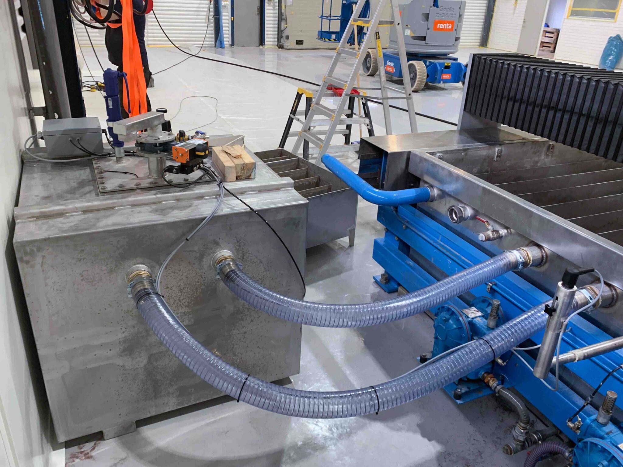 Water holder for quick regulation of the water level in the tank