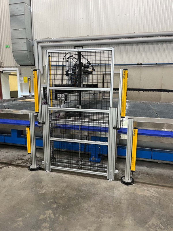 The machine safety solution is based on light-beams. As soon as a circuit is broken the machine stops.